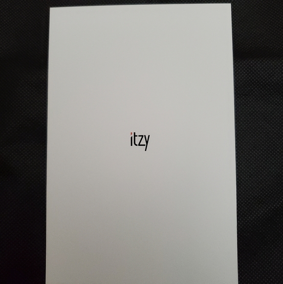 Itzy Yuna pre order benefit - Picture 2 of 2